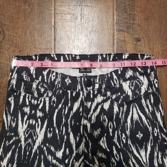 BDG Urban Outfitters Twig Mid-Rise Ikat Print Black and White Jeans Size 28 - Picture 7 of 10